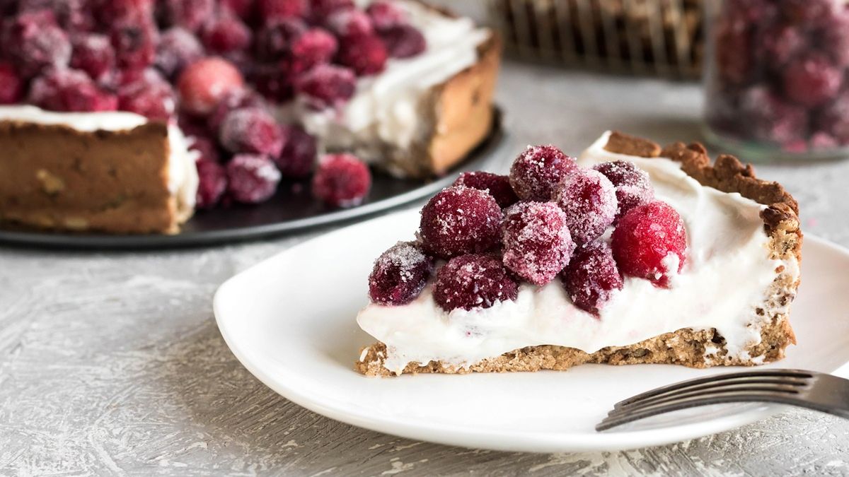 Tarta bez pieczenia z kremowym serem i oszronioną żurawiną