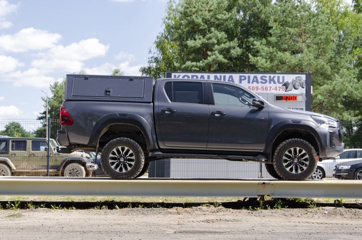 Hilux z obciążeniem 300 kg na pace - po napompowaniu poduszek do 0,1 bara