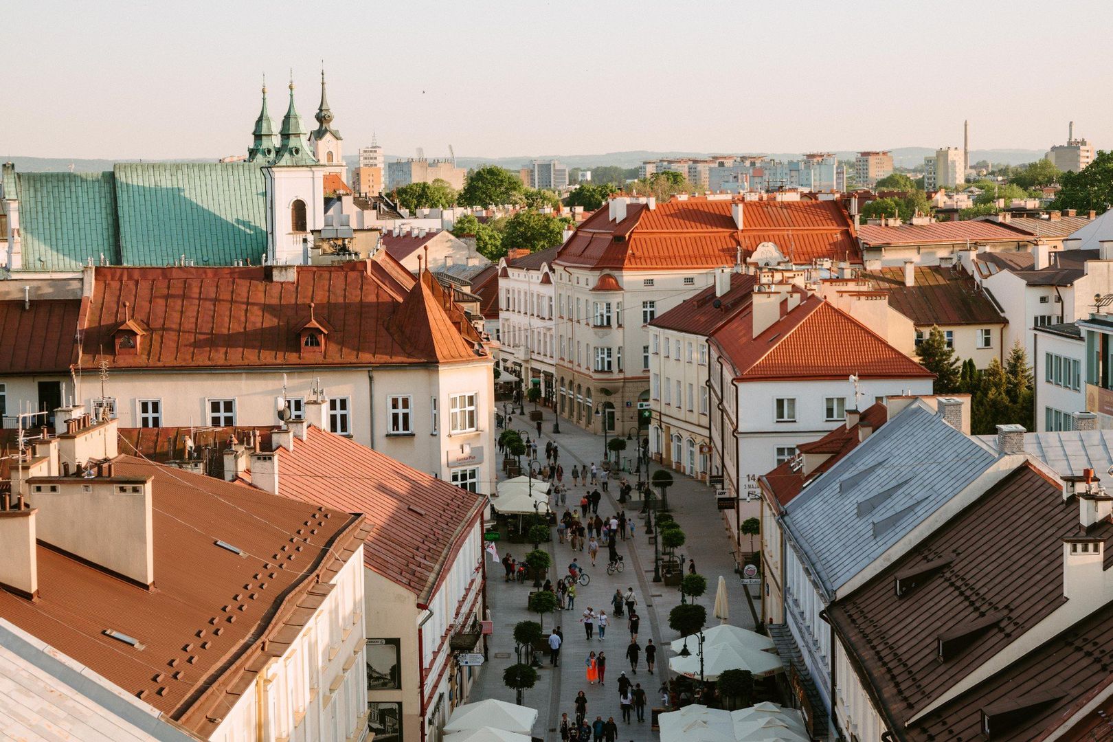 W Rzeszowie od 2013 do 2023 roku przybyło o 7,73 procent mieszkańców. W 2013 mieszkało tu 183 108 osób, a w 2023 już 197 268. To wzrost o 14 160 mieszkańców.