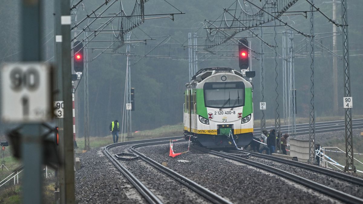 Mika (pow. garwoliński), 17.11.2025. Działania służb przy zniszczonym fragmencie torowiska na trasie Dęblin-Warszawa przy stacji kolejowej w okolicy miejscowości Mika, 17 bm. Premier Donald Tusk ogłosił, że doszło do aktu dywersji; eksplozja ładunku wybuchowego zniszczyła tor kolejowy. (amb) PAP/Przemysław Piątkowski ***Do tego materiału zdjęciowego dostępna jest również depesza w systemie CSI, pt.: Premier: na trasie Warszawa-Lublin (wieś Mika) doszło do aktu dywersji (krótka)***