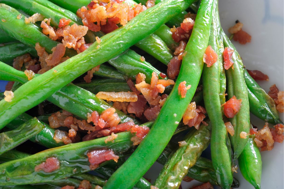 Zapomnij o nudnej bułce tartej i maśle. Fasolka po czarnolesku jest o niebo lepsza