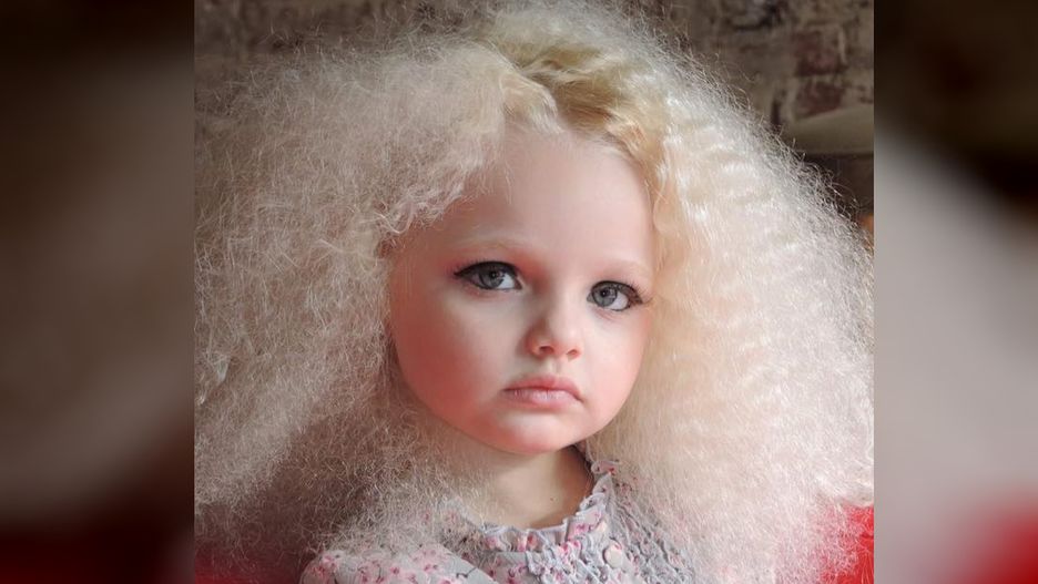 Wyglądała jak żywa lalka