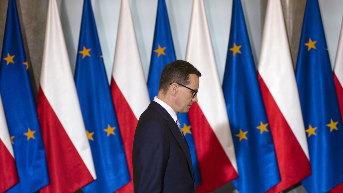 Na zdjęciu premier Mateusz Morawiecki na tle polskich i unijnych flag