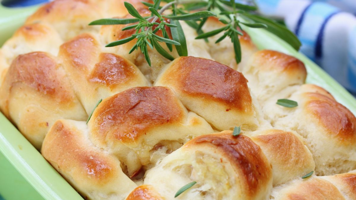 Rwany chlebek ziołowo-czosnkowy to prościzna. Przygotujesz go bez najmniejszego problemu