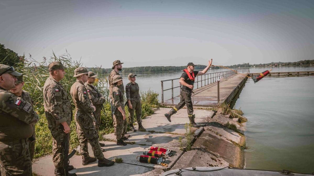 Żołnierze ćwiczyli nad zalewem