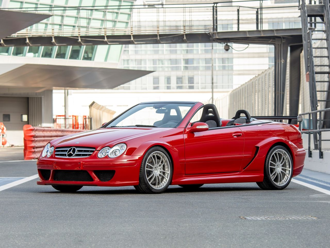 Rzadki Mercedes CLK DTM AMG Cabrio trafił na aukcję. Kiedy znudzi ci się tor, a zamarzy bulwar