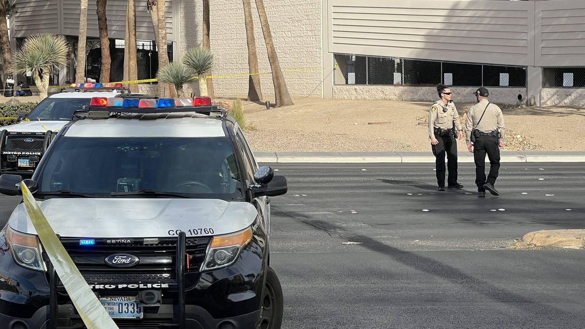 Tesla Cybertruck Explosion Outside A Trump Hotel - Las Vegas
Police officers stand guard in an area sealed off outside the Trump International Hotel in Las Vegas, Nevada, the United States, on Jan. 1, 2025. One person was killed and seven others were injured on Wednesday after a Tesla Cybertruck explosion outside a Trump hotel in Las Vegas, local media reported, citing the police. Photo by Tan Jingjing/Xinhua/ABACAPRESS.COM 
Dostawca: PAP/Abaca
Xinhua/ABACA
car, Explosion