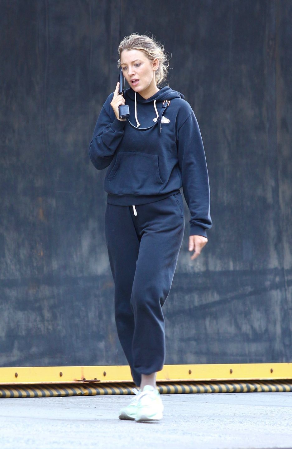 Naturalna Blake Lively na samotnym spacerze