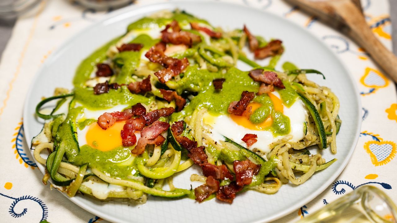 Keto breakfast delight: Sunny-side-up eggs with zucchini and bacon