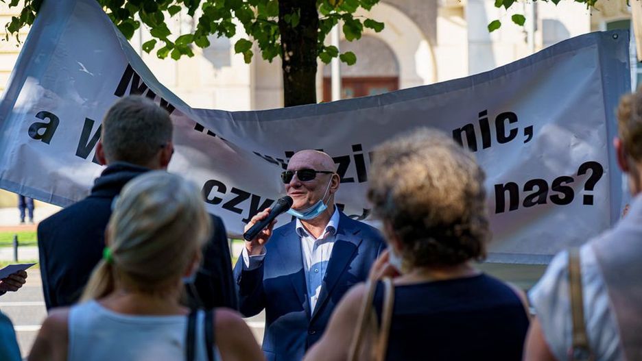 Warszawa. Pod Pałacem Prezydenckim manifestowali w poniedziałek niewidomi i niedowidzący. Domagają się uwagi i systemowych rozwiązań, które pozwolą im funkcjonować niezależnie od osób widzących (Facebook)