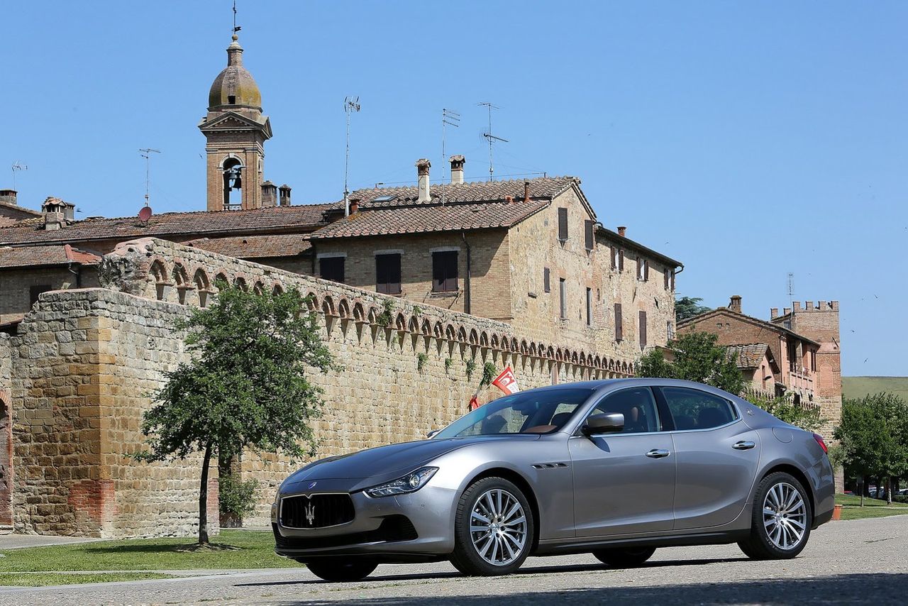 2014-Maserati-Ghibli-27[2]