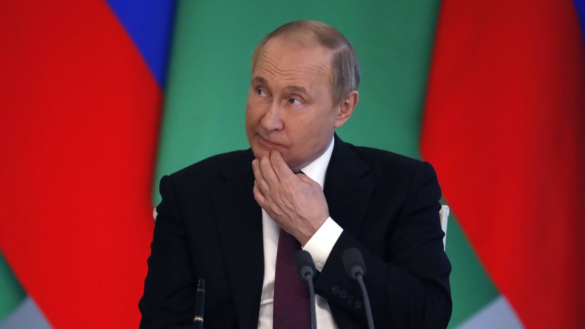 Turkmen President Serdar Berdymukhamedov visits Moscow
epa10006017 Russian President Vladimir Putin during a joint press conference with the President of Turkmenistan Serdar Berdimuhamedow (not pictured) following their meeting in Moscow, Russia, 10 June 2022. The Turkmen president is on an official visit in Moscow.  EPA/YURI KOCHETKOV / POOL 
Dostawca: PAP/EPA.
YURI KOCHETKOV / POOL