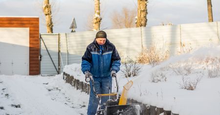 Jak wybrać odśnieżarkę? Ułatw sobie życie i uniknij mandatu