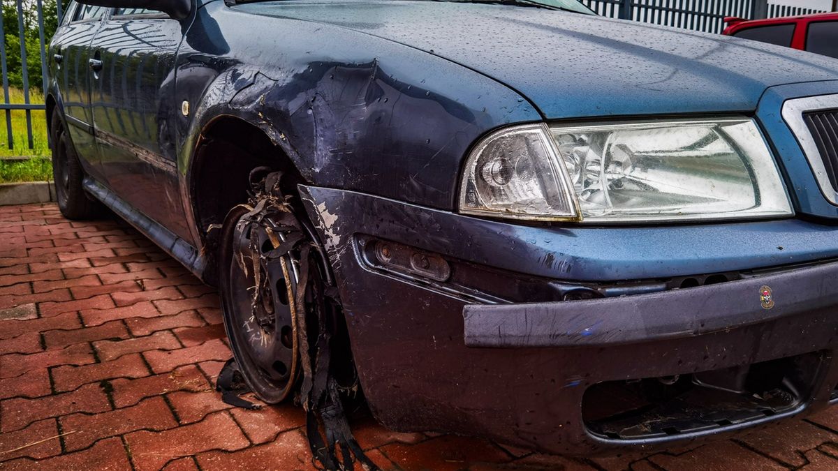  Pijany kierowca driftował i uderzył w słupek