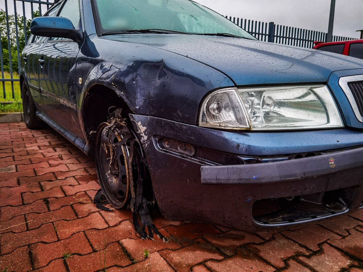  Pijany kierowca driftował i uderzył w słupek