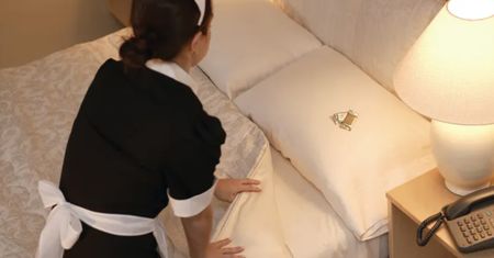 Sprzątała w hotelu. Mówi, jak rozpoznać, że w pokoju była prostytutka