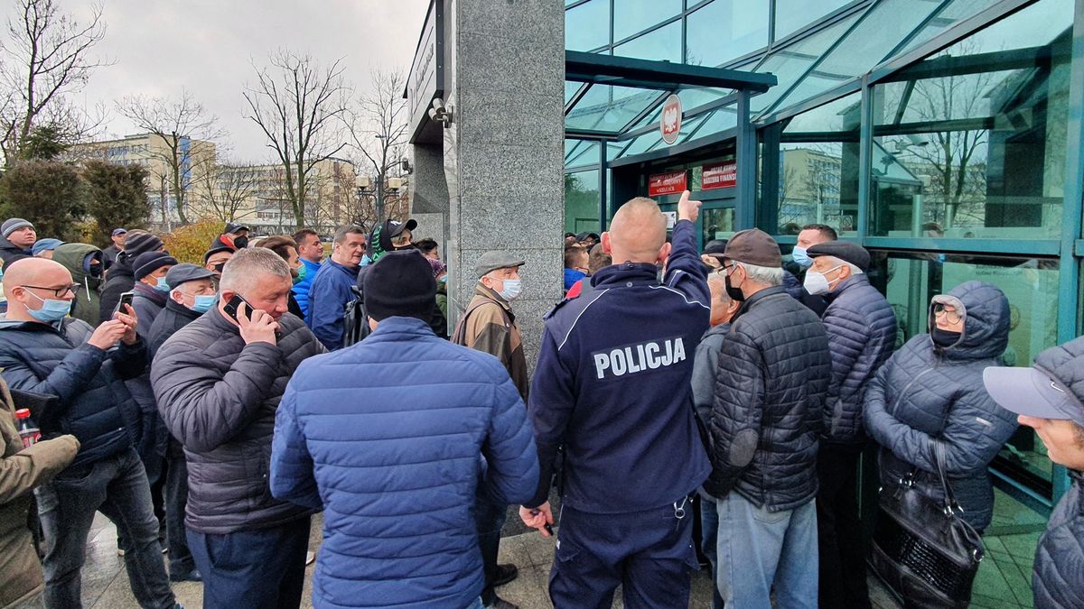 Kolejki przed oddziałem NBP w Kielcach. 