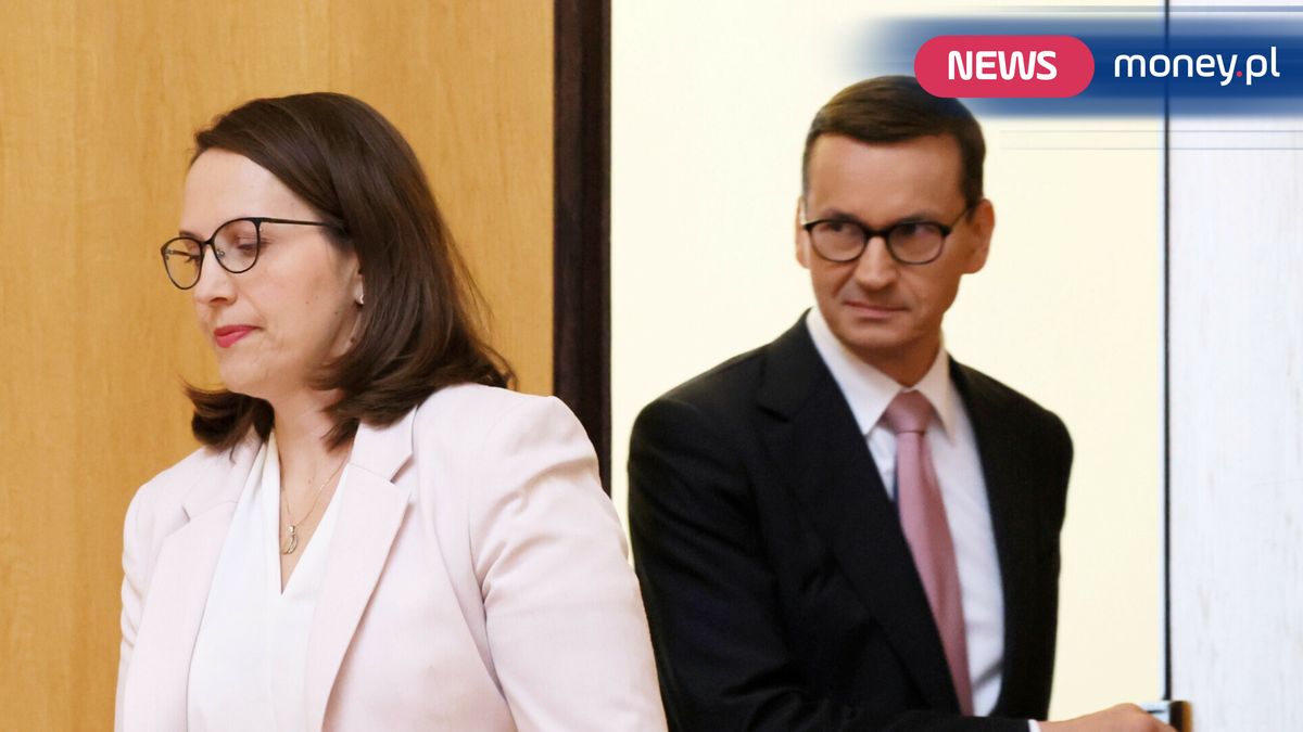 Skarbówka może prześwietlić konto bankowe w określonych przypadkach. Na zdj. premier Mateusz Morawiecki oraz minister finansów Magdalena Rzeczkowska