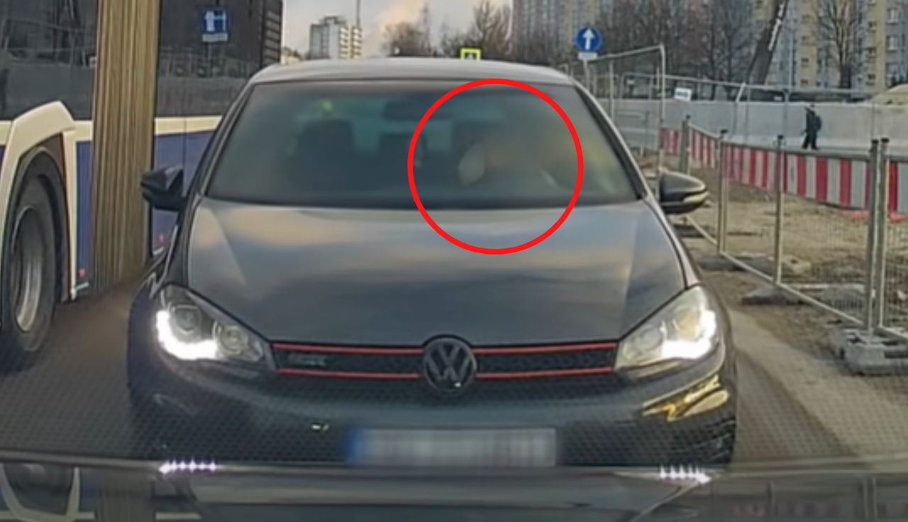 Kobieta nagrana. Pokazała mu środkowy palec. Burza w sieci