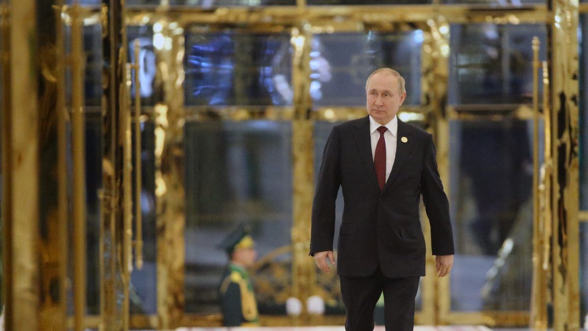 ASHGABAT, TURKMENISTAN - JUNE,29 (RUSSIA OUT) Russian President Vladimir Putin enters the hall during his press conference at the Ashgabat International Airport, late June,29,2022, in Ashgabat, Turkmenistan. Russian President Putin has arrived to Turkmenistan to attend the VI Caspian Summit. (Photo by Contributor/Getty Images)