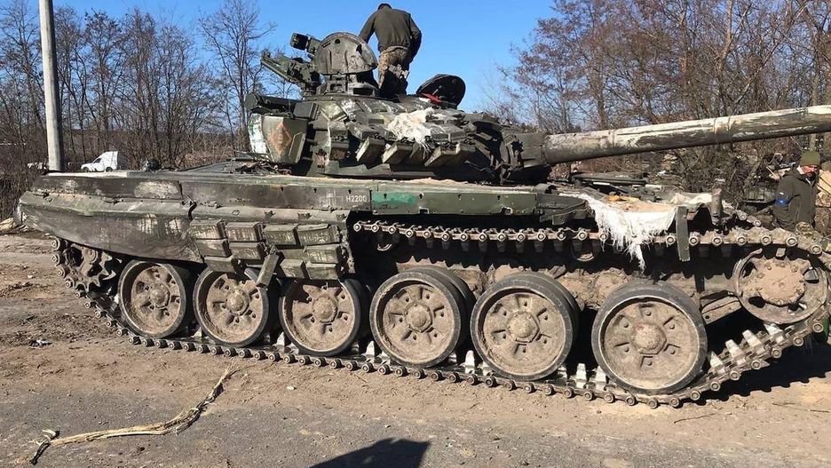 Przejęty pod Kijowem rosyjski czołg T-72AV.
