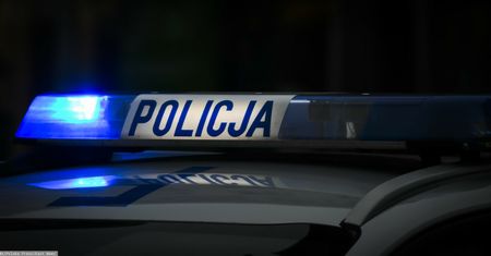 Chwile grozy w stolicy. Kierowca bmw wjechał w przystanek