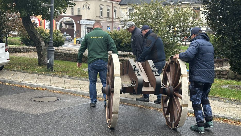 Armaty po rocznych pracach renowacyjnych wróciły na swoje miejsce.