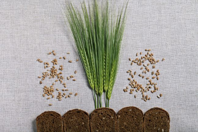 Ziarna i produkty pełnoziarniste usprawnią pracę układu trawiennego – zawarty w nich błonnik pomoże oczyścić jelita i pozbyć się zalegających w nich toksyn