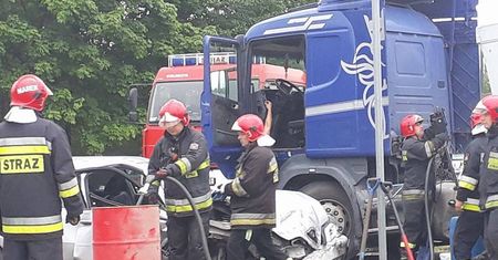 Wypadek na al. Witosa. Zderzenie ciężarówki z samochodem osobowym