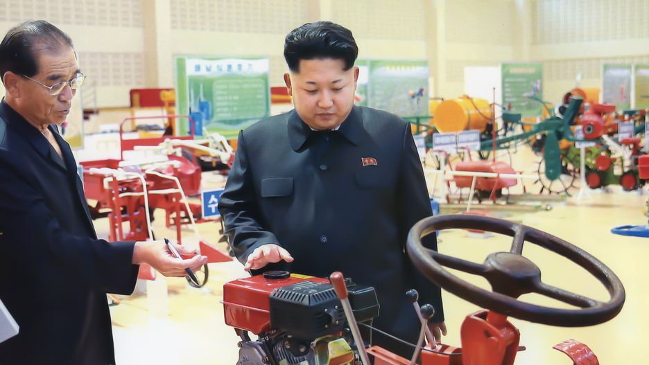 Kim Dzong Un wizytuje wystawę rolniczych maszyn, których większość rolników w jego kraju nie widziała na oczy