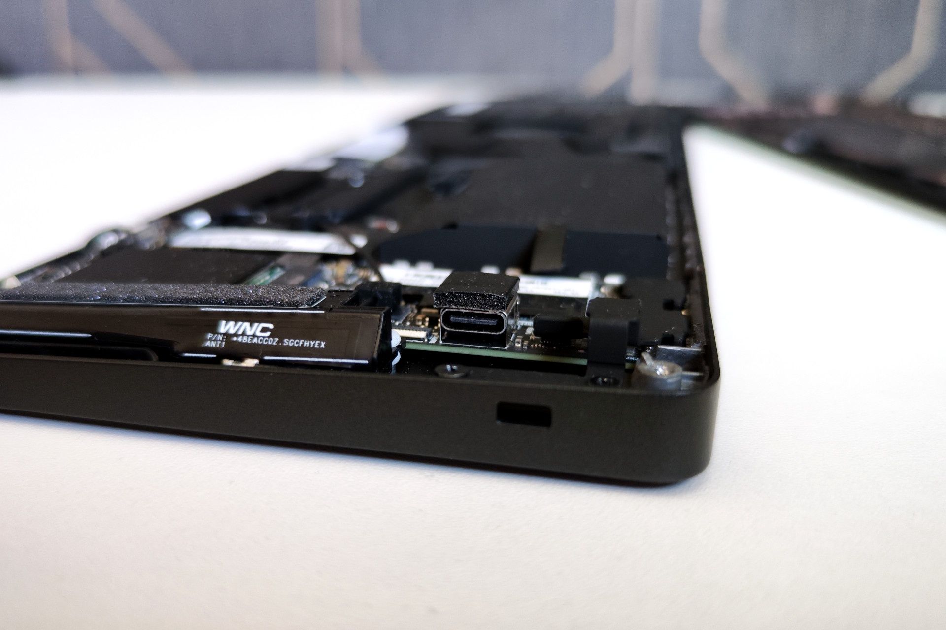 Na płycie znajdziemy ukryty trzeci port USB-C
