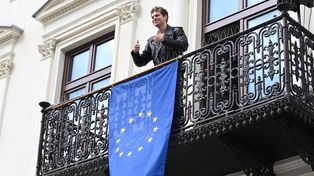 Happening w Teatrze Żeromskiego w Kielcach. Aktor Jakub Gola na balkonie z flagą i mikrofonem. Co się wydarzyło?
