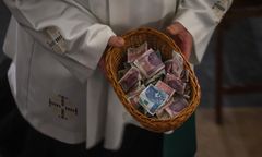 Ile Polacy dają na tacę? Dominuje konkretny banknot