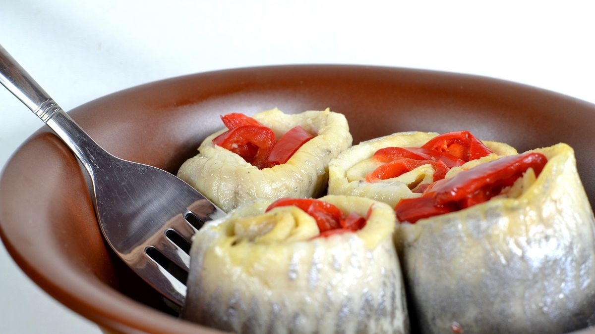 Dietetycy nie mają wątpliwości. Oto, jak reaguje twój organizm, kiedy jesz śledzie