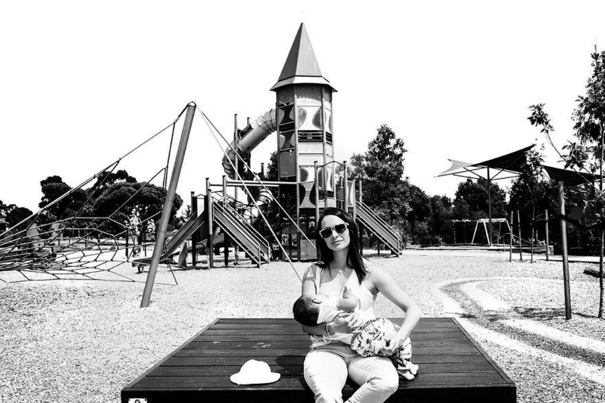 Suzie Blake zaprezentowała emocjonalne portrety karmiących mam 7