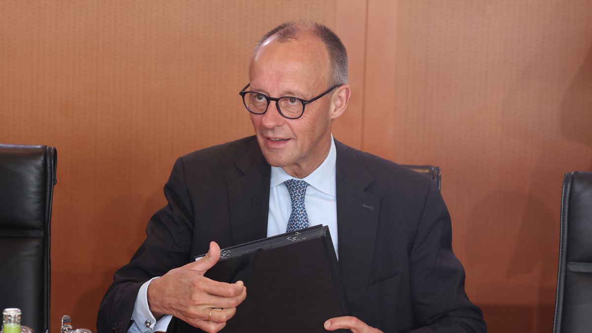 BERLIN, GERMANY - OCTOBER 29: German Chancellor Friedrich Merz arrives for the weekly federal government cabinet meeting on October 29, 2025 in Berlin, Germany. High on the morning's agenda is a raise of Germany's minimum wage. (Photo by Sean Gallup/Getty Images)