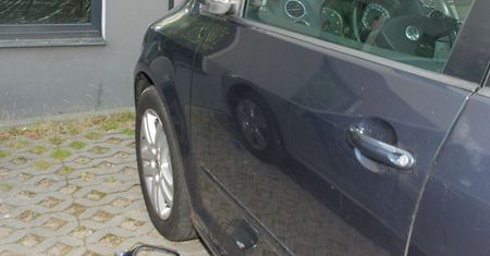 38-latek uszkodził kilkanaście aut. Straty oszacowano na ponad 20 tys. zł