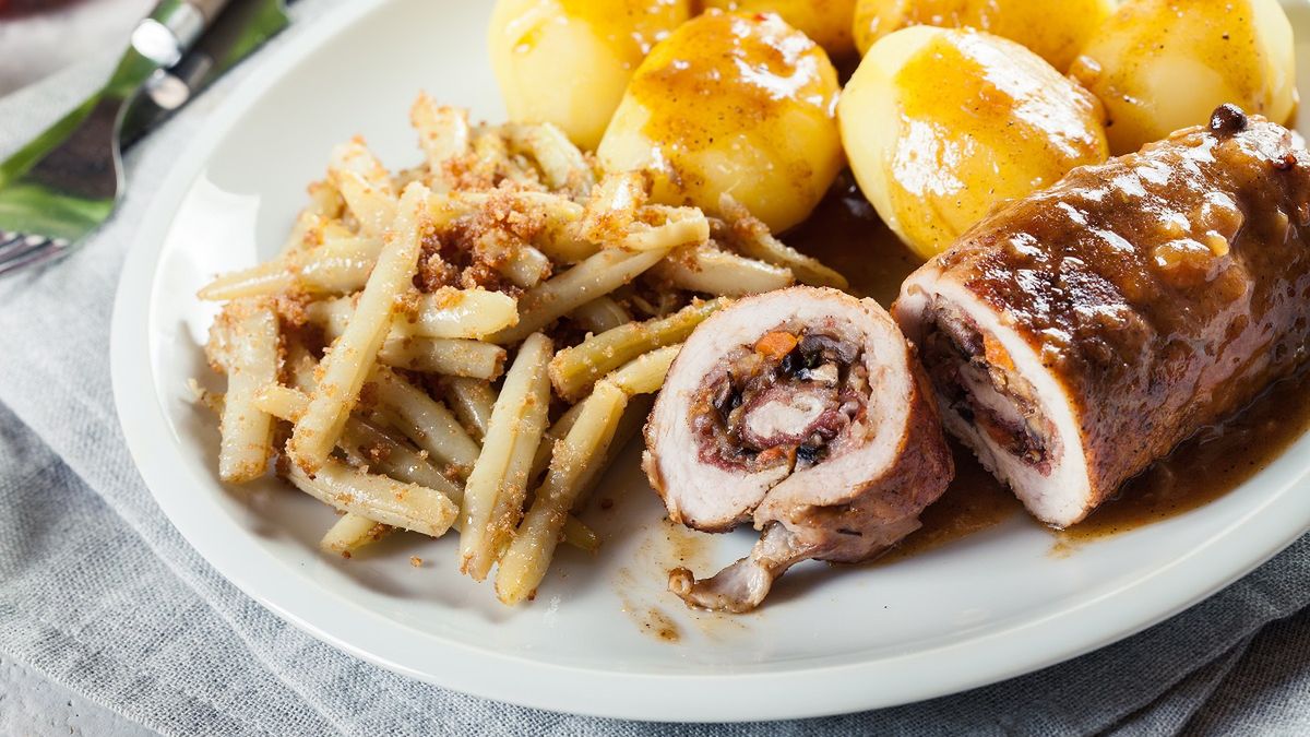 Roladki wieprzowe duszone w sosie.