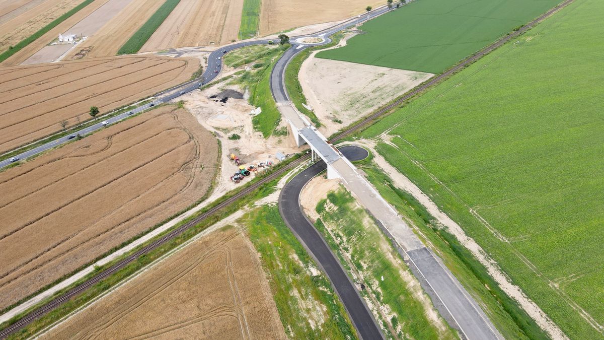 Ostatnie prace na obwodnicy Strykowa, zdjęcie lotnicze z lipca 2024 roku