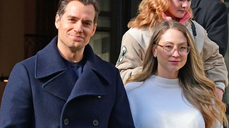 Henry Cavill przyłapany przed hotelem ze swoją ukochaną