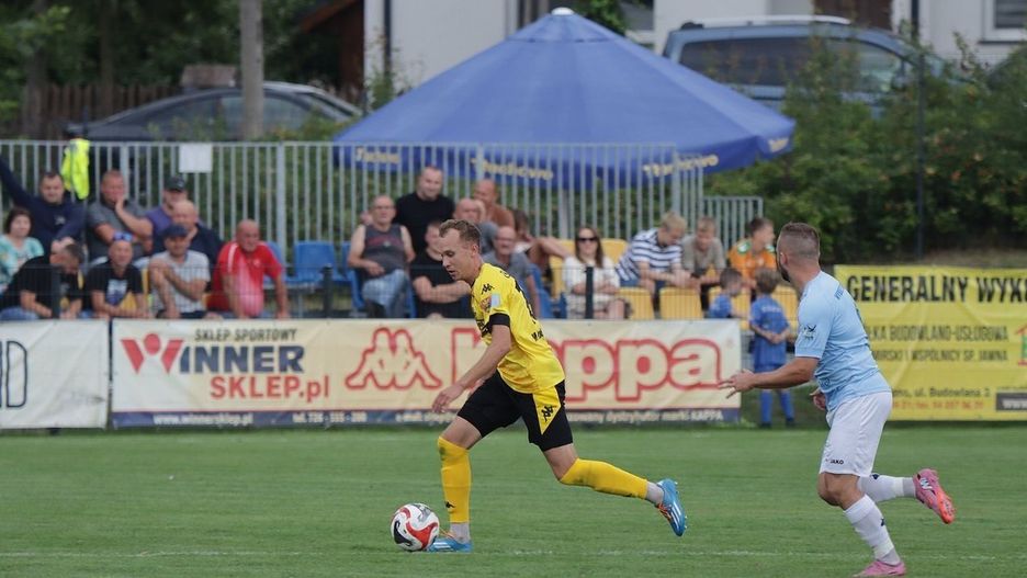 Ołeksandr Horvath (przy piłce) strzelił dla Tłuchowii jedynego gola w meczu w Niechorzu