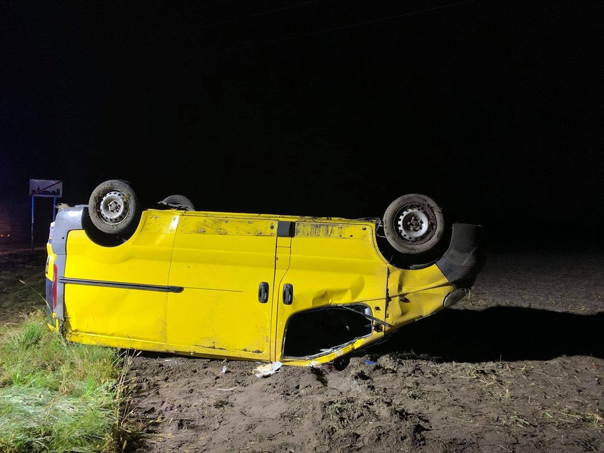 Stracił panowanie nad busem. Młody kierowca nie żyje