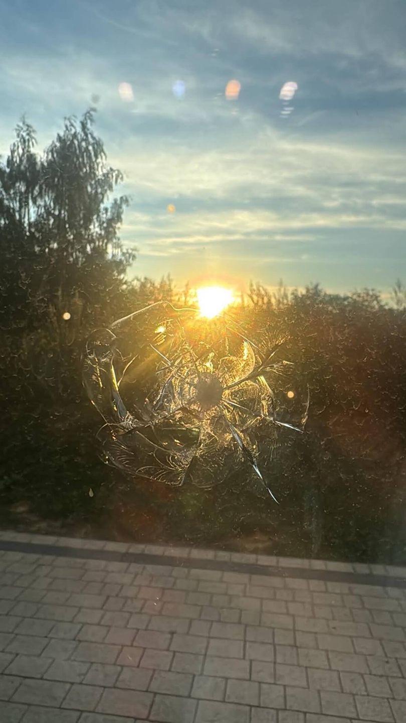 Ślad po strzale w szklane drzwi