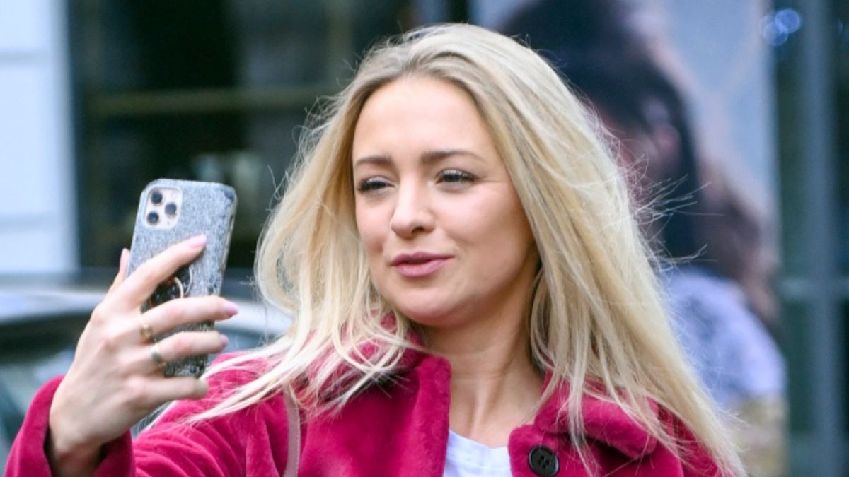 Barbara Kurdej-Szatan w naturalnej odsłonie bawi się z Heniem o poranku 