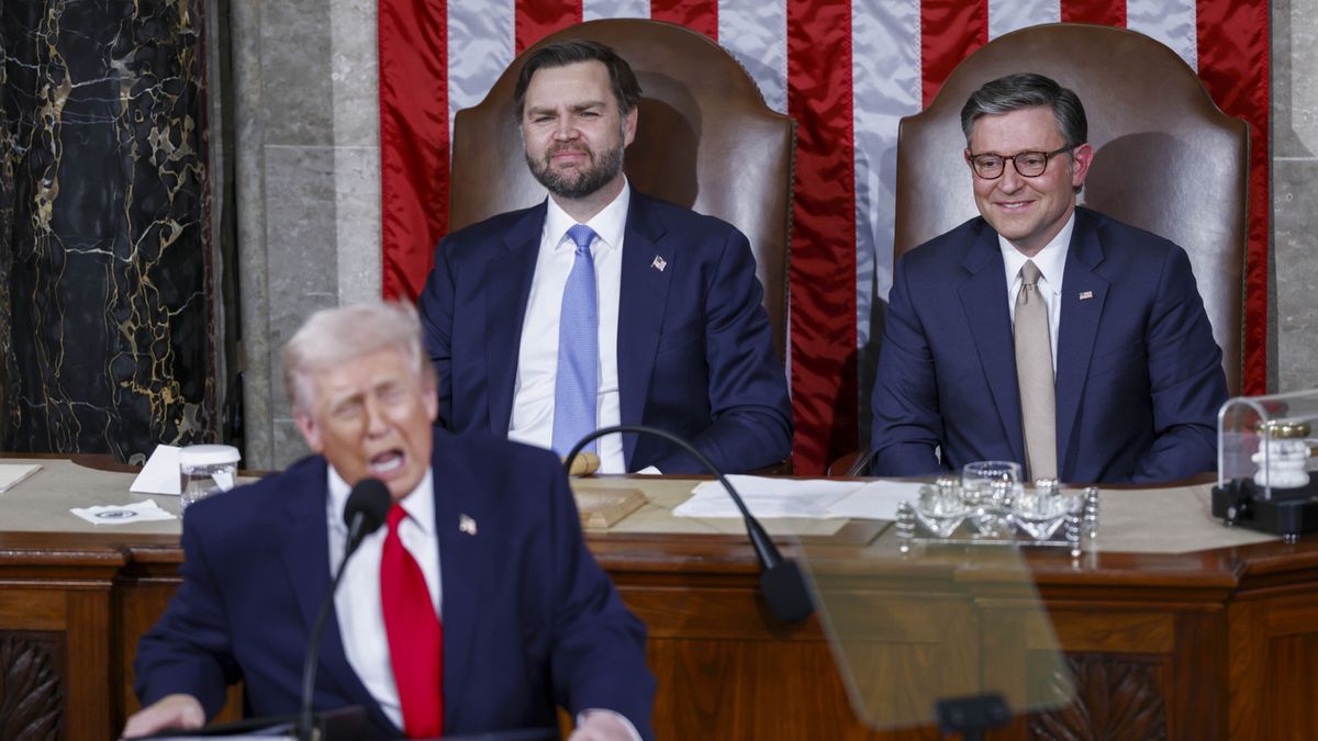 US President Trump delivers State of the Union address to Congress
epa12775055 US President Donald Trump, with Vice President JD Vance and Speaker of the House Mike Johnson, delivers his State of the Union address before a joint session of Congress in the House of Representatives chamber of the US Capitol in Washington, DC, USA  in Washington, DC, USA, 24 February 2026.  EPA/WILL OLIVER 
Dostawca: PAP/EPA.
WILL OLIVER
United States, State of the Union address, US Congress, Donald Trump, Capitol