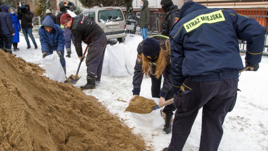 Płock. Zator lodowy w środę przestraszył wielu mieszkańców. Były podtopienia i zalania i pracowity wieczór z piaskiem i workami