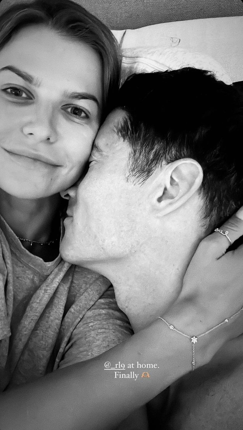 Anna Lewandowska W WERSJI SAUTE czule wita Roberta po powrocie z USA