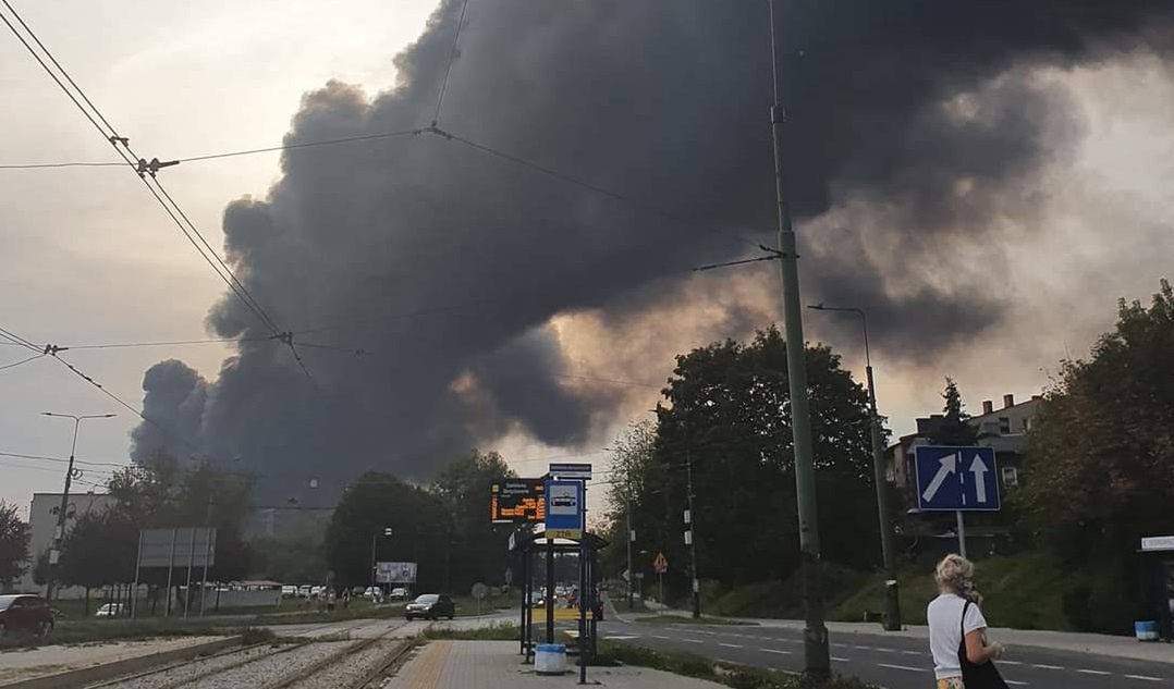 Groźny pożar w Sosnowcu. Miasto tonie w kłębach czarnego dymu