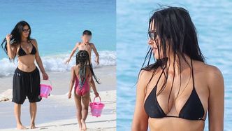 Kim Kardashian hasa po rajskiej plaży w towarzystwie gromadki dzieci. Imponująca forma 43-latki? (ZDJĘCIA)