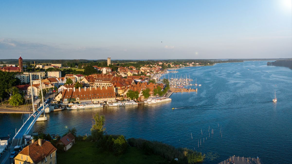 Mikołajki znajdują się po dwóch stronach połączonych ze sobą jez
